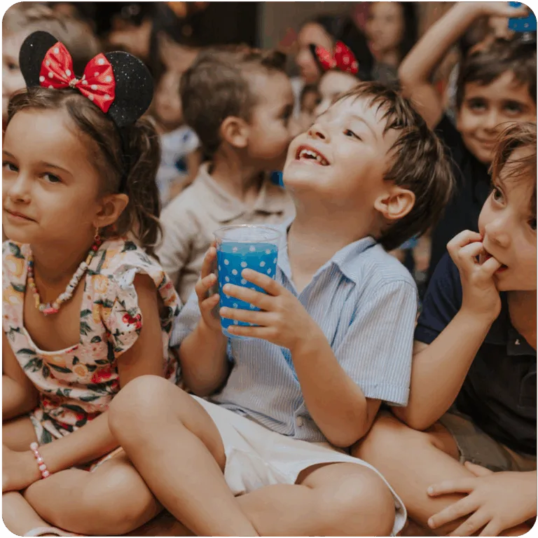 Show de mágica encantando crianças em festa de aniversário